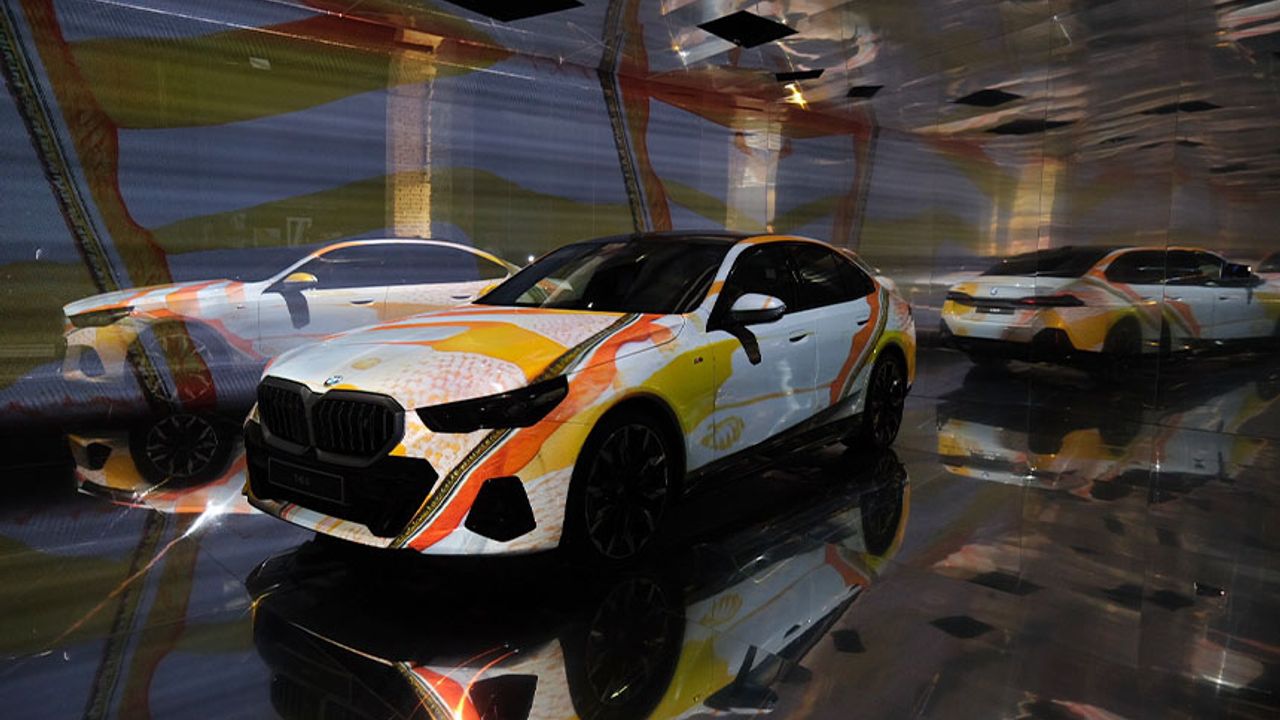 Yeni BMW i5 "The Electric AI Canvas" yerleştirmesi ile Tersane İstanbul’da