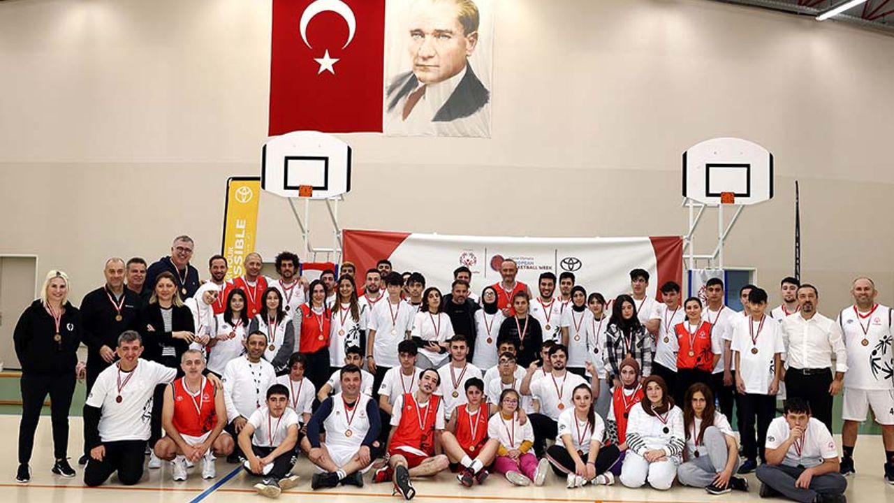 Toyota Türkiye özel sporcularla maça çıktı