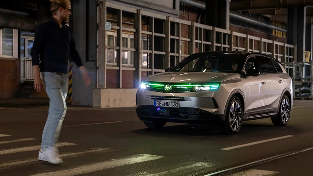 Opel'den Geleceğin Aydınlatma İletişim Sistemi