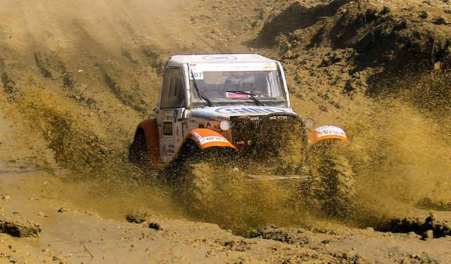 Sakarya’da offroad heyecanı nefes kesti