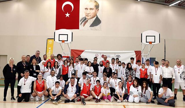 Toyota Türkiye özel sporcularla maça çıktı