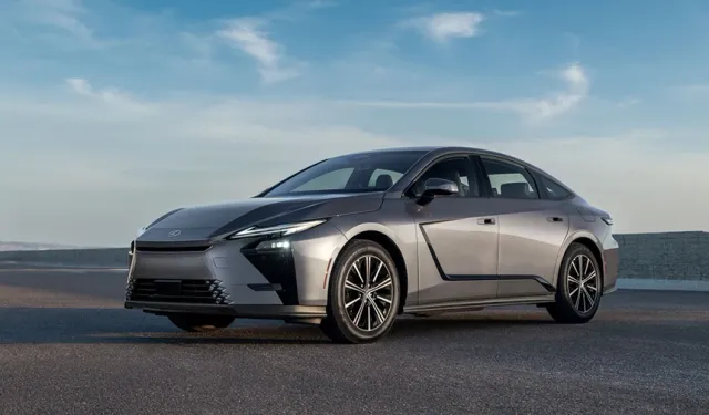 Lexus ES Türkiye’ye Geliyor: Hibrit Lüks Sedanda Yeni Dönem