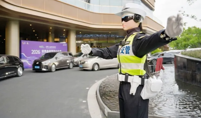 Robot Trafik Polisi Gerçek Hayatta Göreve Başladı