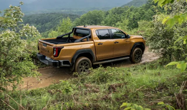 Yeni Hilux standart 4x4 çekiş sistemi ve 2.8 L Hybrid 48V Motoruyla Ağustos’ta Türkiye’de