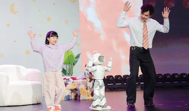İnsansı Robot Mobo 20'den Fazla Dilde İletişim Kuruyor!