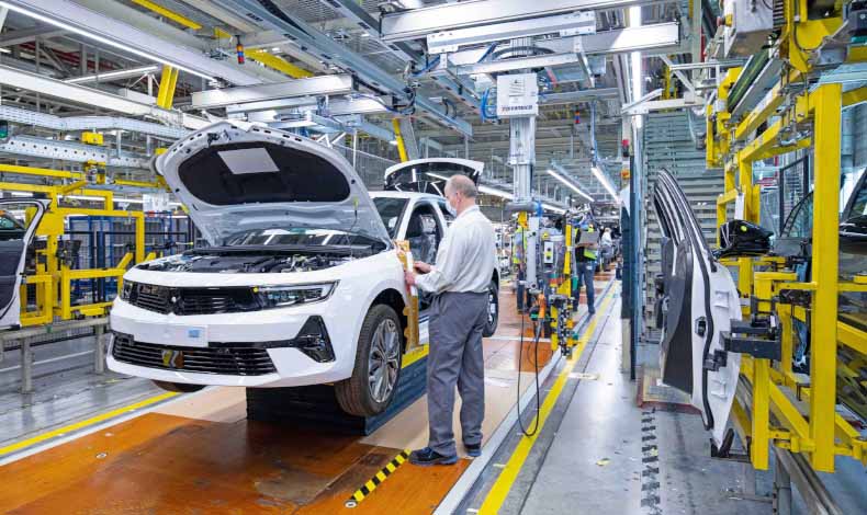Yeni Opel Astra uretim tesisleri