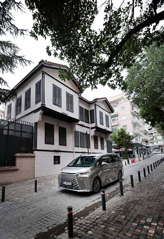 Lexus LM Selanik Atatürk Evi Önünde