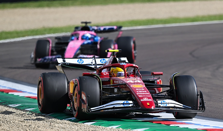 Lewis Hamilton Ferarri Renkleriyle Ilk Kez Imola'da İtalyanların Karşısına Çıktı