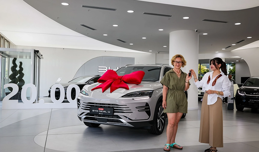 Byd Seal U Ailesinin 20.000’Inci Üyesi Zeynep Burcu Gücelioğlu,