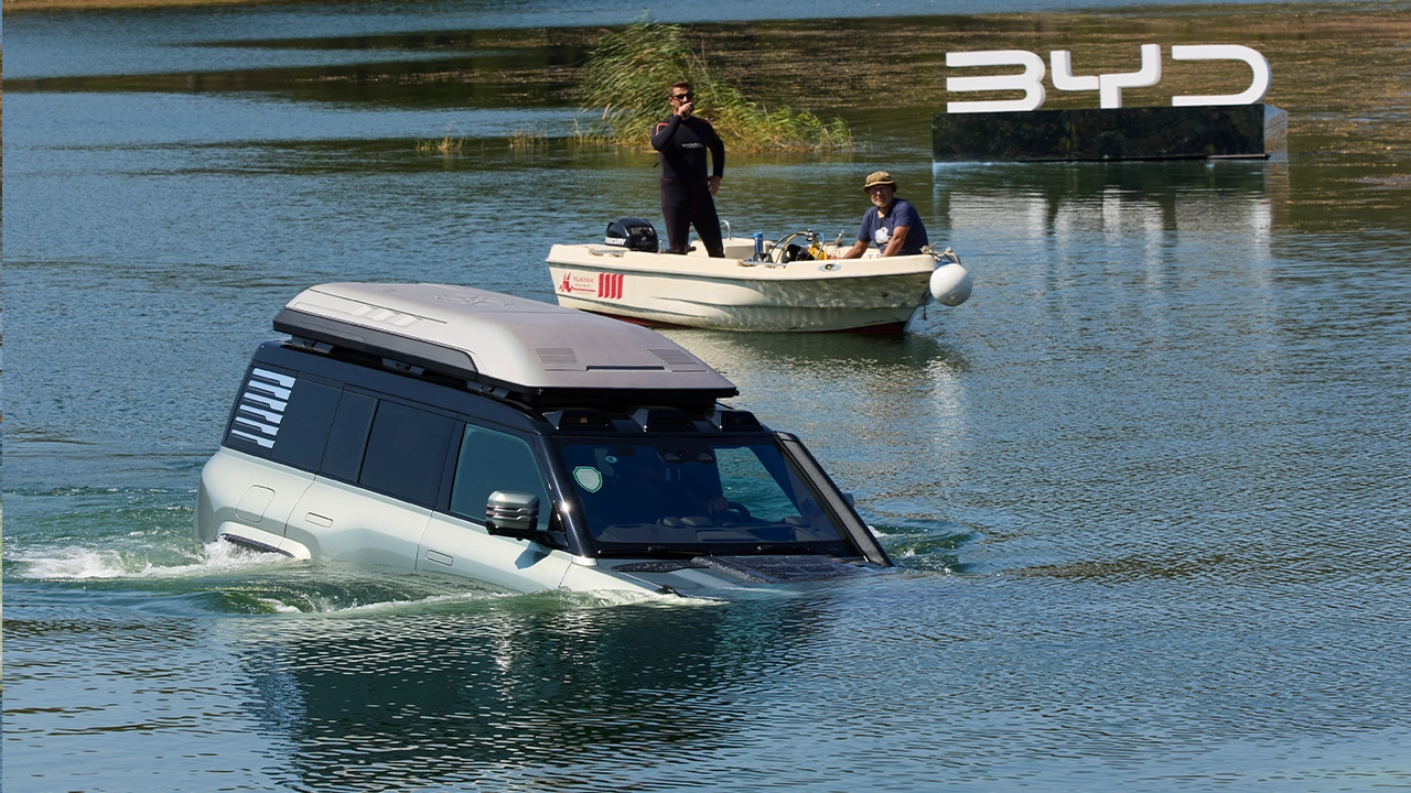 Byd Yangwang U8 Suda Da Gidiyor