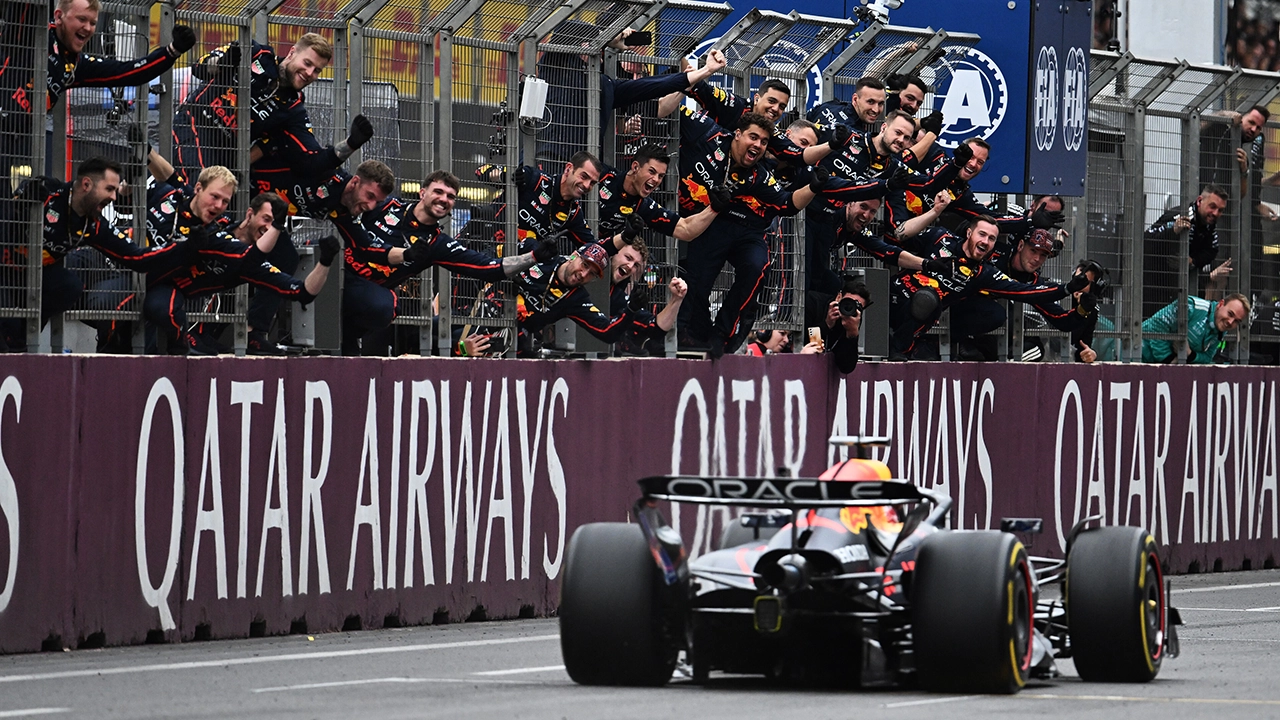 F1 Azerbaycan Gp'sinin Finişinde Verstappen'e Takımın Sevgi Gösterisi