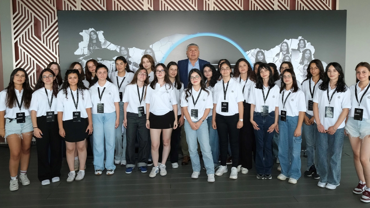 Mercedes Benz Türk İcra Kurulu Başkanı Süer Sülün Yıldız Kızlarla Bir Arada