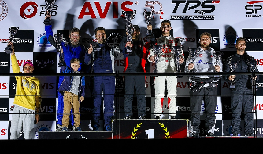 Pist Yarisi Podyum-1