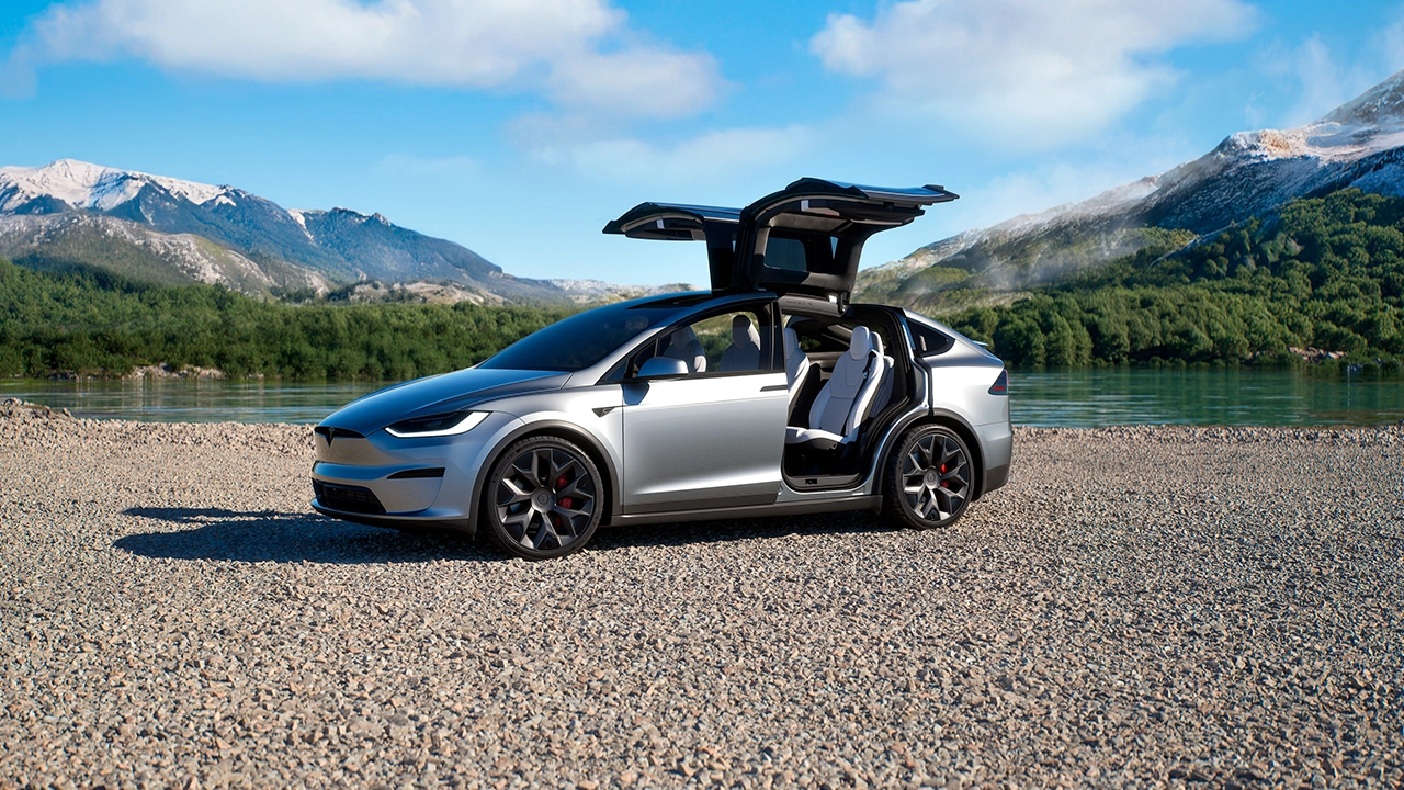 Tesla Model X Arka Kapılar Yukarı Açılıyor