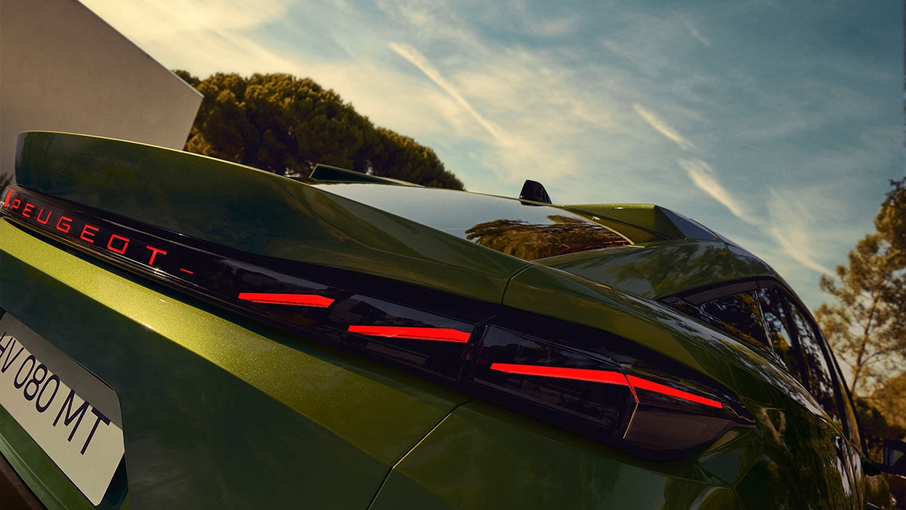 Yeni 408, Arka Kısımda Markanın Aydınlatmalı Peugeot Yazısını Kullanan Ilk Model Olma Özelliğini Taşıyor