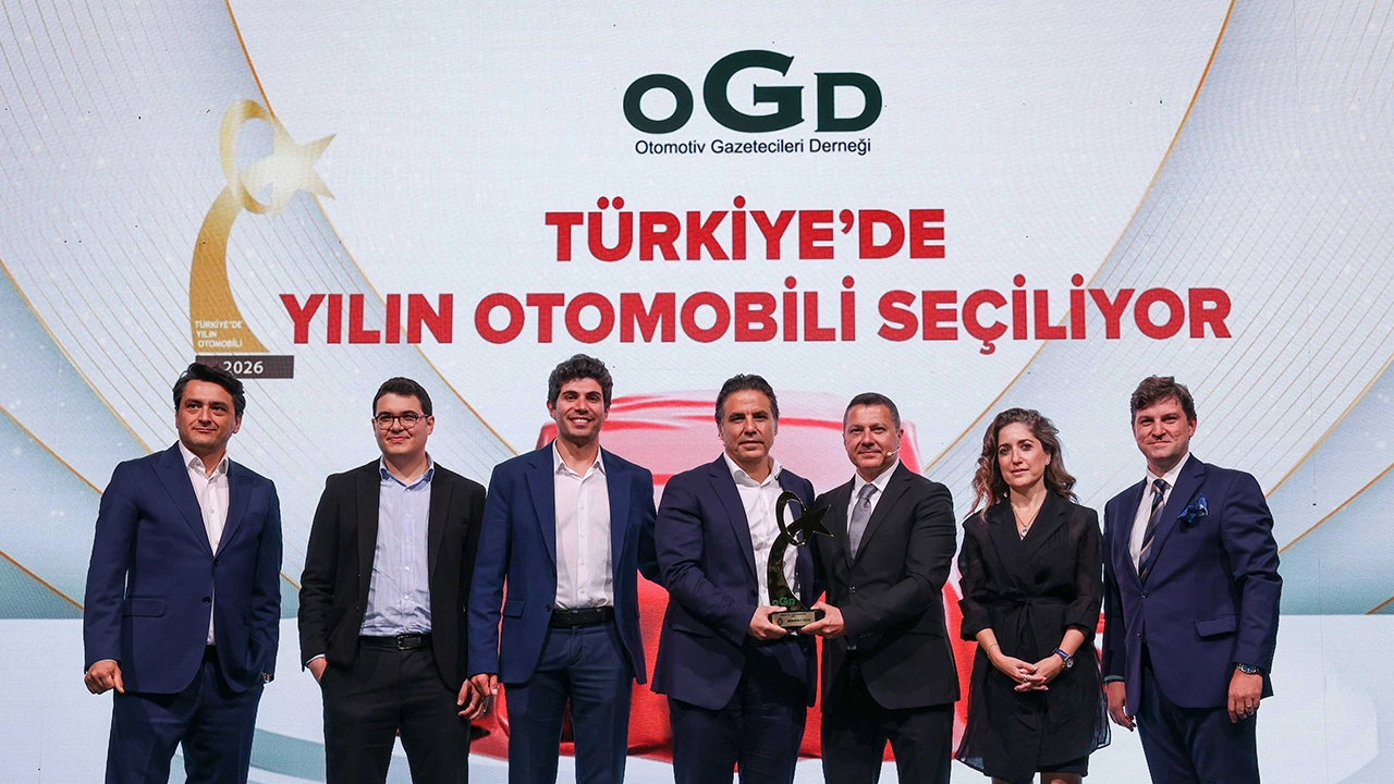 Mais Yöneticileri Renault Clio Ödülünü Ogd Başkanından Aldı
