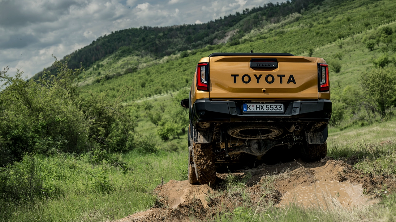 Yeni Hilux Standart 4X4 Çekiş Sistemi, 2.8 L Hybrid 48V Motor
